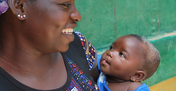 Une femme et son bébé