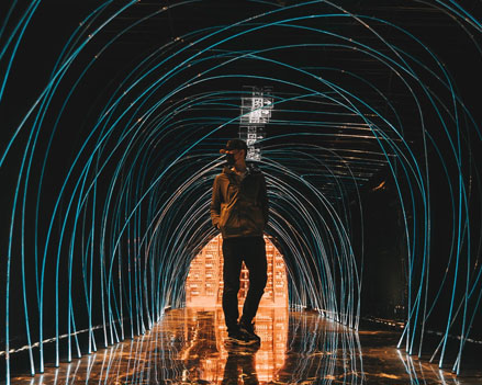 homme marchant dans la nuit