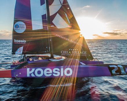 Voilier de course en pleine mer
